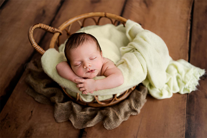 nou nascut infasurat la sedinta foto