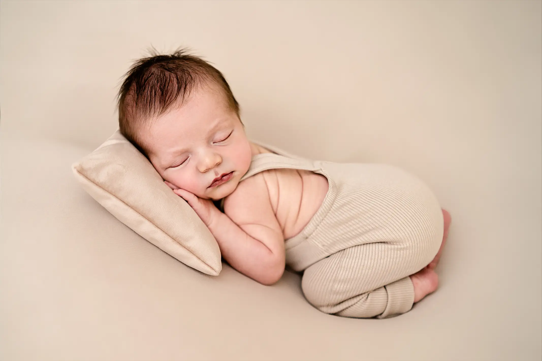 sedinta foto nou nascut dormind in cos