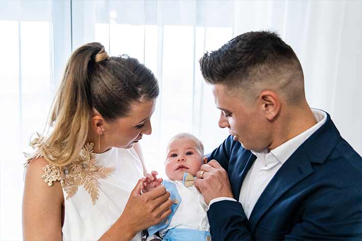 fotograf botez parintii cu bebelusul